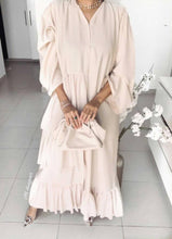 Charger l'image dans la galerie, Abaya beige avec froufrou en tissu gorgettte