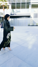 Charger l&#39;image dans la galerie, Abaya luxe Noir en lin de luxe avec broderie fait main
