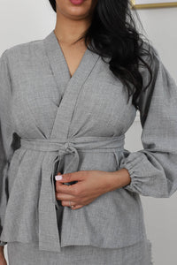 Ensemble gris en LIN, Veste à nouer avec sa jupe porte-feuille