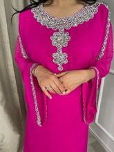 Charger l&#39;image dans la galerie, Jalabiya Robe Dubai Manches longue Rose Fushia ornée de Strass et de Pierres
